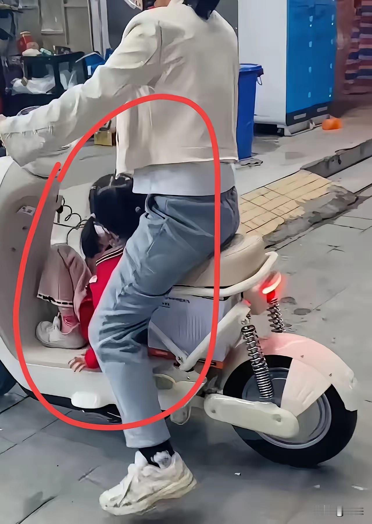 看到新国标电动自行车开始销售，这和共享单车有什么区别啊？下面是一位宝马骑着新国标