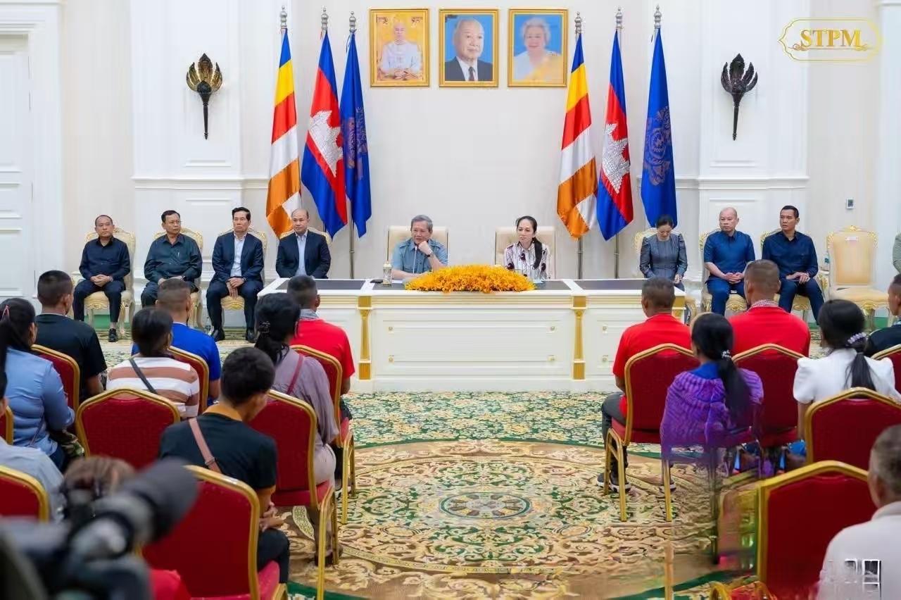 洪玛奈和妻子接见之前被泰国扣押了155天的18名柬埔寨士兵和家属。从现场可以看到