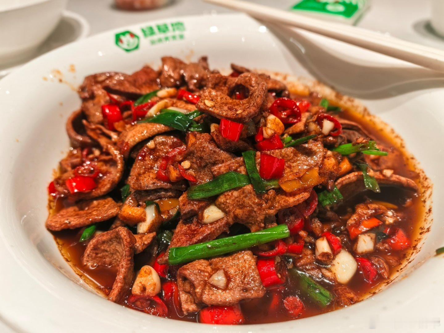 到绿草地来吃饭，味道还可以，而且它家材料都清楚写了，哪个是新鲜的，哪个是冷鲜的。