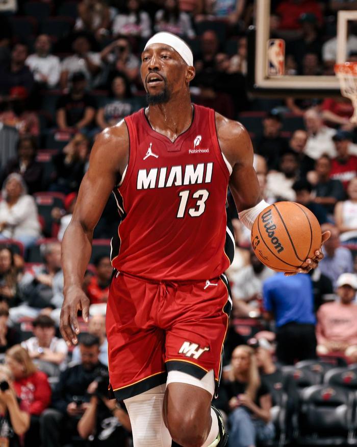 shift！83分刷分痕迹拉满！阿德巴约这波真特么不如詹科一根手指头！