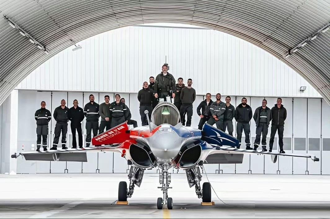 “魔鬼无卫队”！法国的阵风战机，迟早要毀在印度人手上了。18个彪形大汉，齐刷刷站