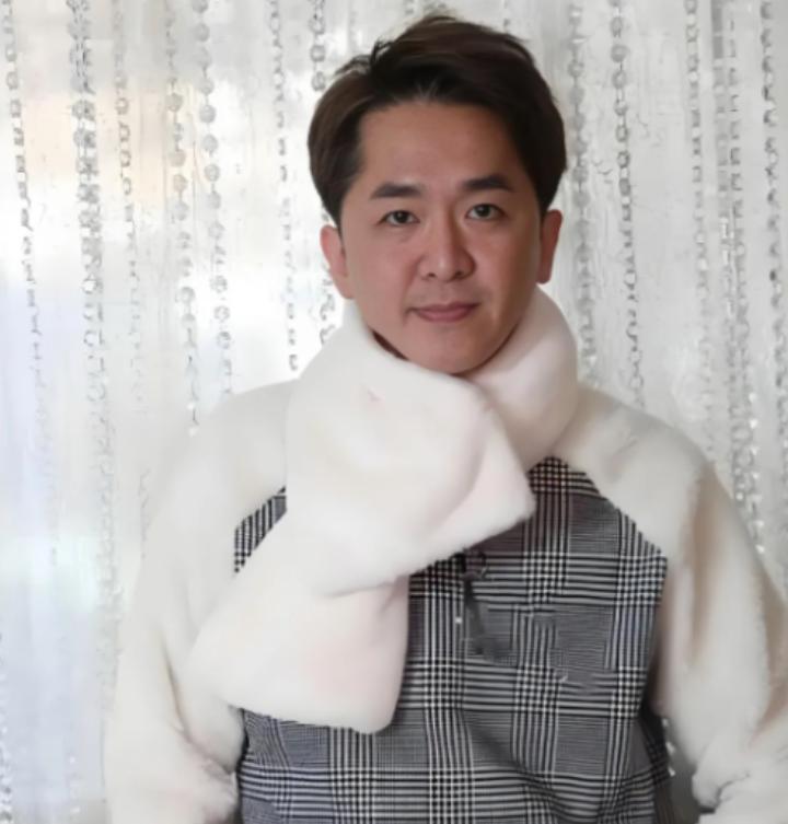 香港有个富二代，守着4.2亿遗产，一辈子没上班没投资没结婚，每天就陪三个女朋友逛