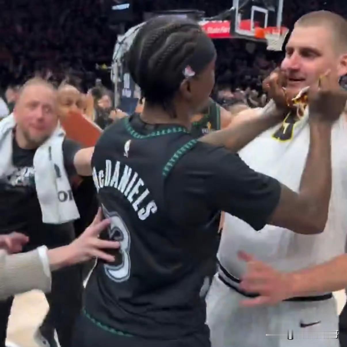 没有禁赛！！！跟麦丹没关系，约基奇罚款5万美元，兰德尔罚款3.5万美元！根据