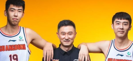 徐昕和杜锋再一次相见，两人有说有笑，未来或许会重返广东队。