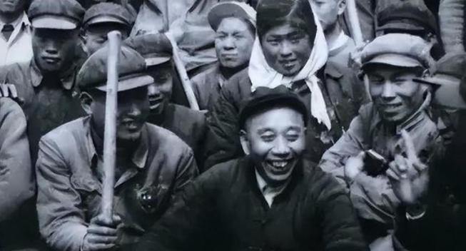 1954年，王震被一县长拷了起来，王震怒道：“你没枪毙我，算我王震命大！” 