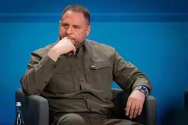 唇亡齿寒。泽连斯基的亲密搭档叶尔马克被迫辞去总统办公室一职，随后，大量有关叶尔马