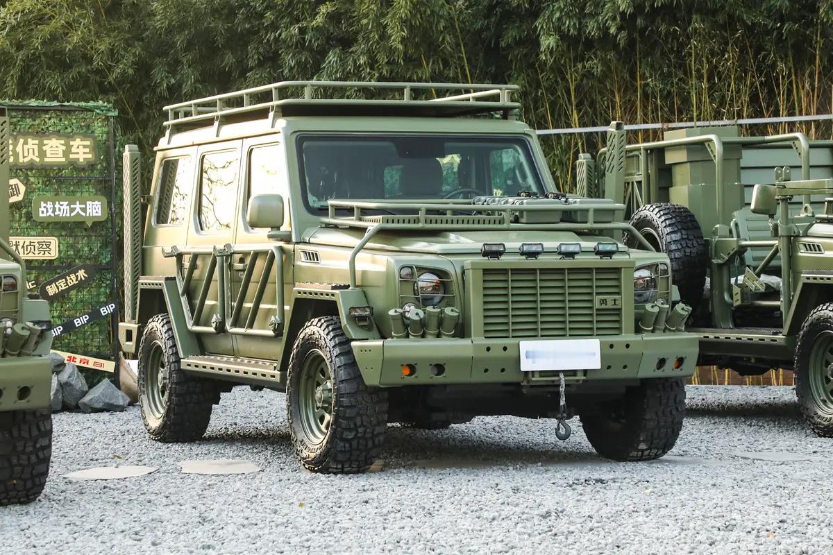 北汽BJ81，不得不说，军品对男性的吸引力确实强，明明很简陋，但就是怎么看怎么喜