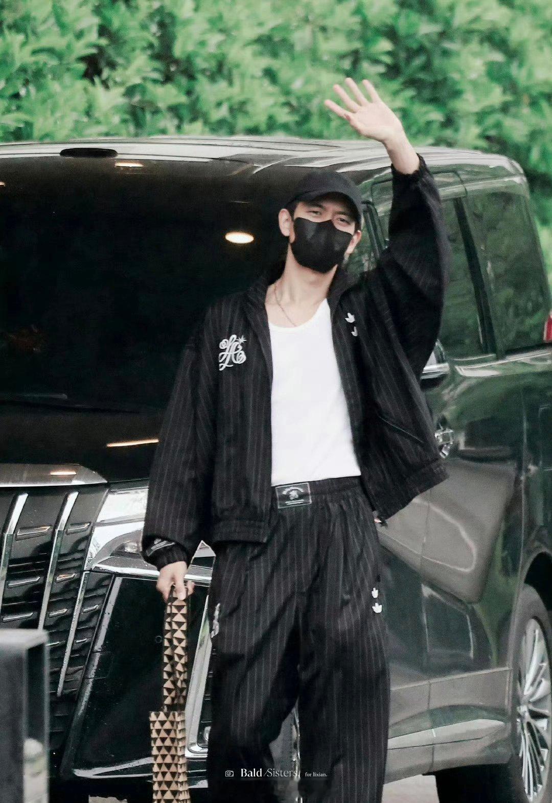 李现机场路透，这胸肌