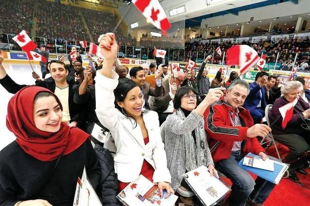 全世界现在就剩下，黑人，印度人和穆斯林还在大规模生孩子。因为，也只有这三个地方和