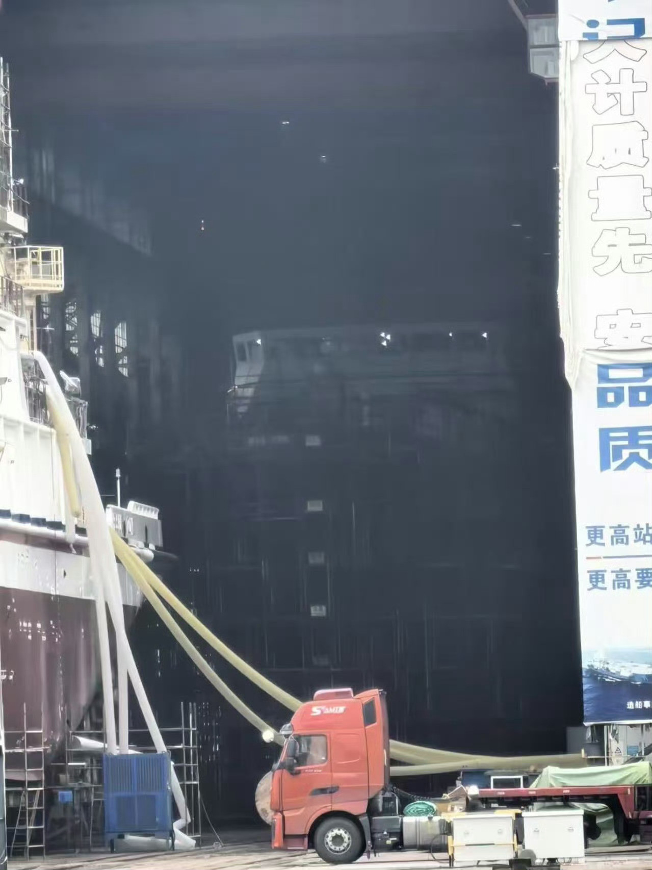图一中的3号054B已下水，接下来是船坞中的4号054B和3月时还在岸上的071