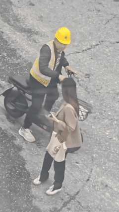 大哥，你不是故意的吧？这么宽的路还能追尾？😡