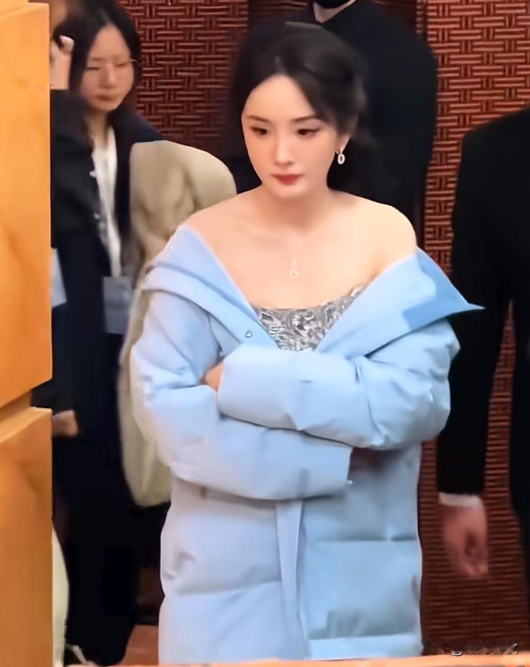 懂的来说说呗杨幂这个装扮到底是冷还是热?说热吧，外面还套个羽绒服说冷吧，肩