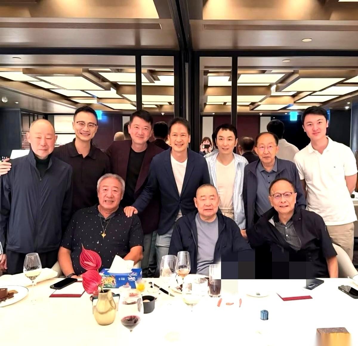 一张照片，直接给我看沉默了。刘銮雄，75岁，被「摆」在饭局最中间。眼睛都快睁