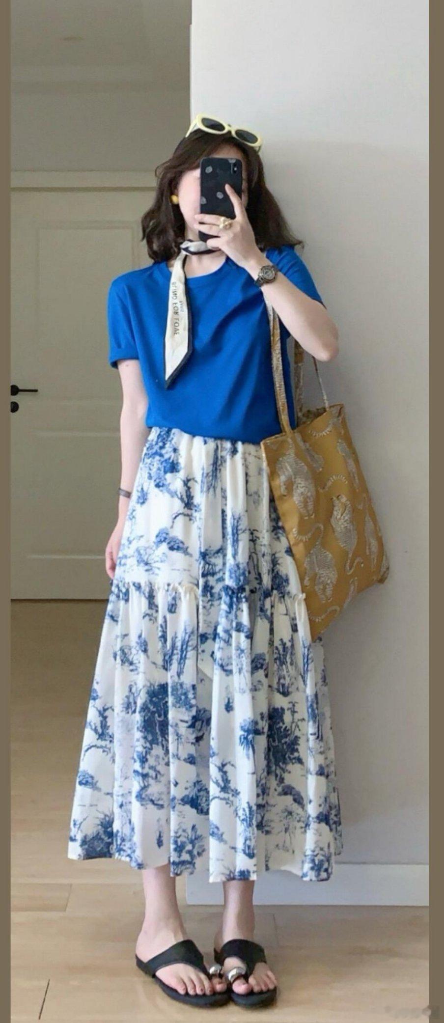 这套T恤配半裙的组合真的太绝了！💙夏天穿既显白又显瘦，完全长在审美点上～T恤