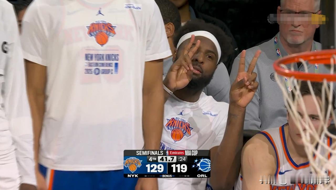 尼克斯大将罗宾逊真是开心坏了！在今天进行的尼克斯和魔术的NBA杯半决赛中，当时比