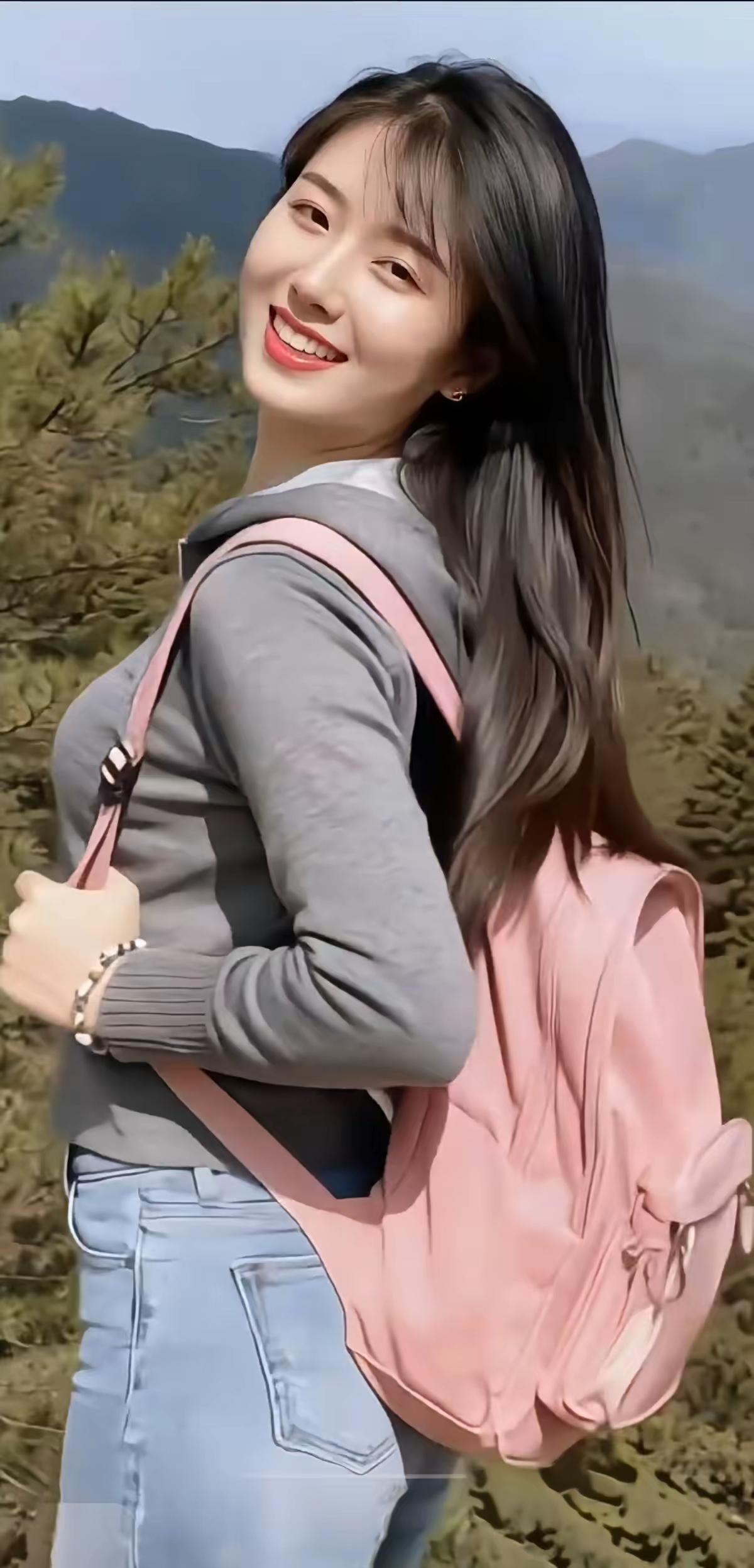 标题：元气少女山间探秘奇遇元气少女背上行囊，探索山间美景！🏞️💖她穿梭在