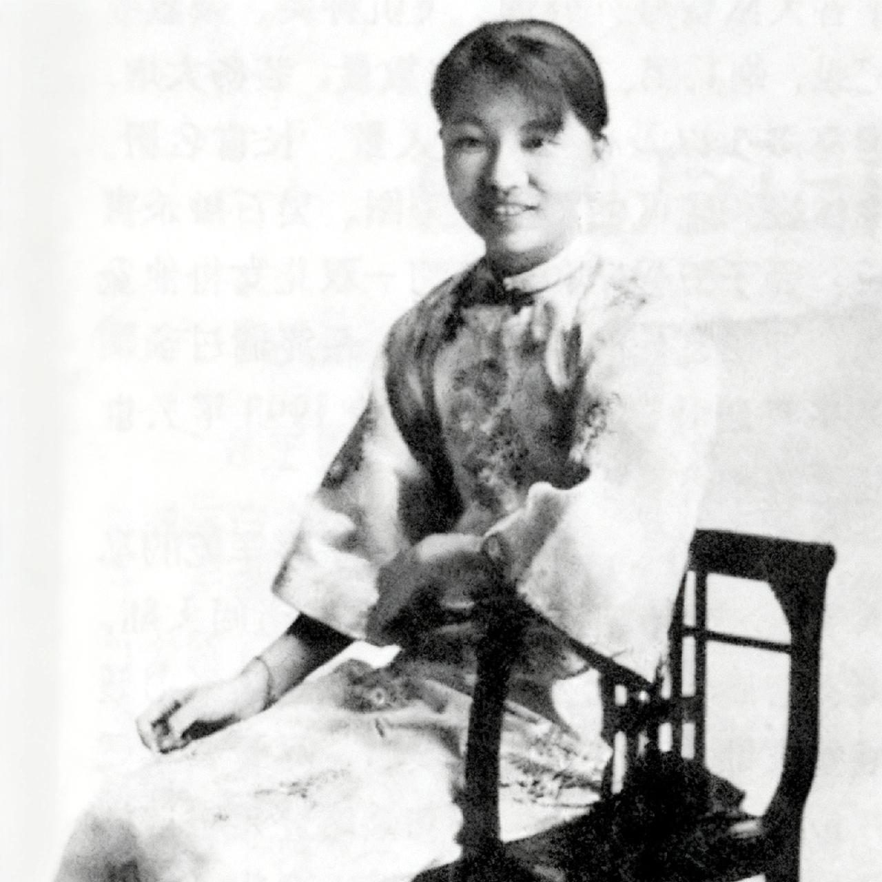 朱枫烈士还未出阁时,一张罕见的留影,当时还不到20岁,看起来非常漂亮,充满了大家