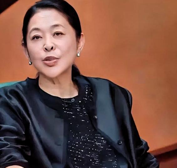冉莹颖替邹市明解释那段，我反复看了三遍。不是看她说了什么，是看她说话时的状态