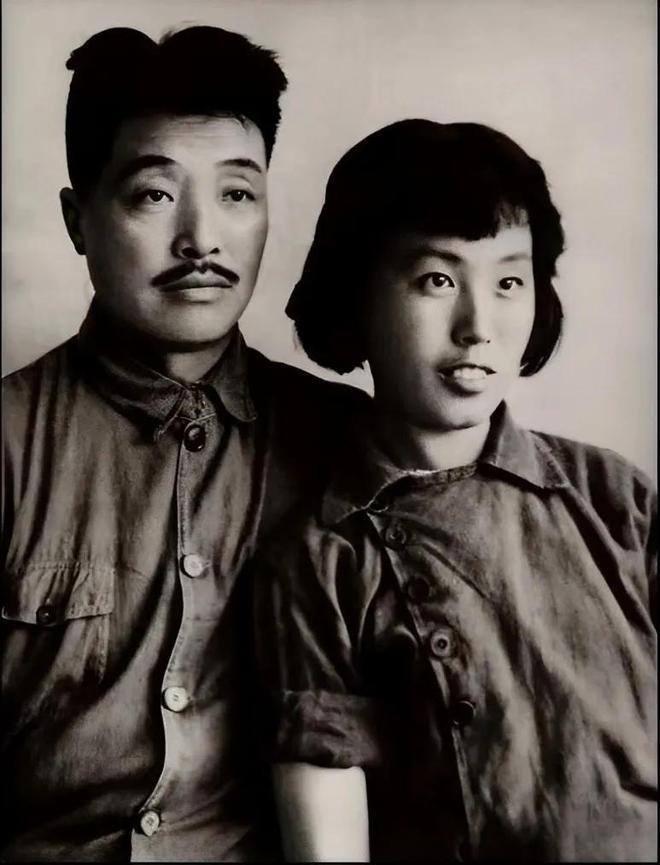 1942年春天，贺龙和薛明在延安相识，8月1日那天，他们就结婚了。延安条件落后，