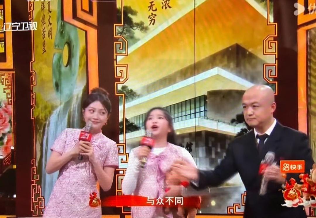 包贝尔一家看提词器要不说明星好当呢。包贝尔一家三口上台，夫妻俩带着女儿出来露脸