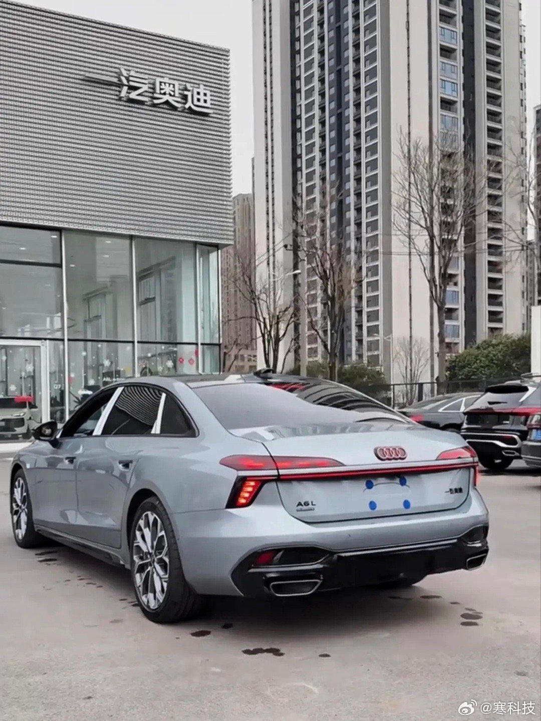 奥迪新款A6L，一看一个不吱声，后面看着就想到四个字：七零八落，从行政夹克的气场