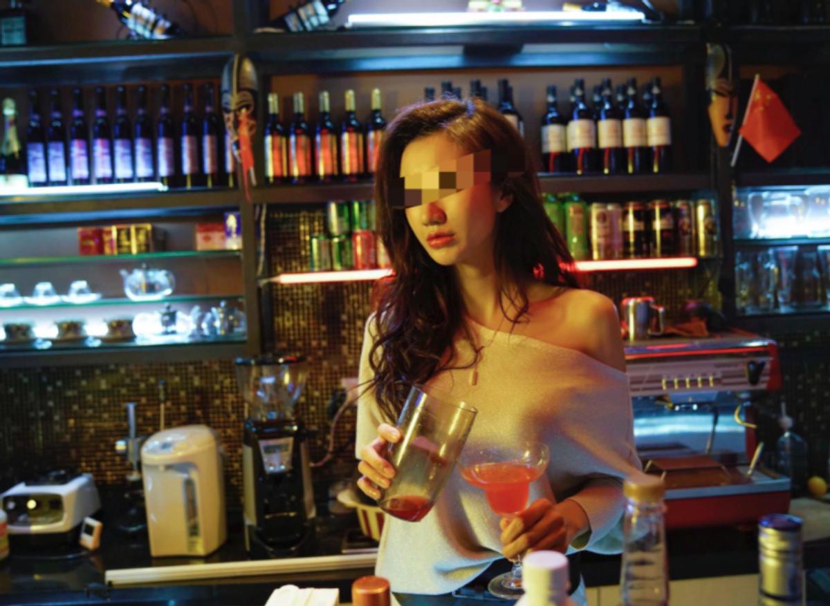 10月中旬，内蒙古，男子和4个朋友在酒吧喝酒，喝上头后，他看老板娘长得漂亮，就凑