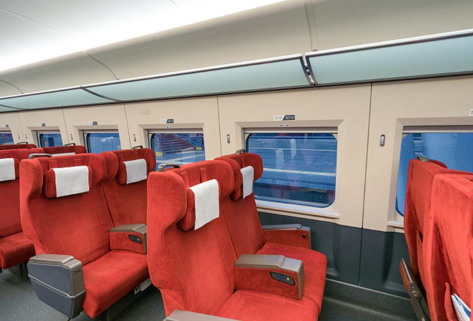 花同样的钱买无座票，凭啥不能蹭一等座？铁路部门这次硬气回应揭开了行业潜规则。最