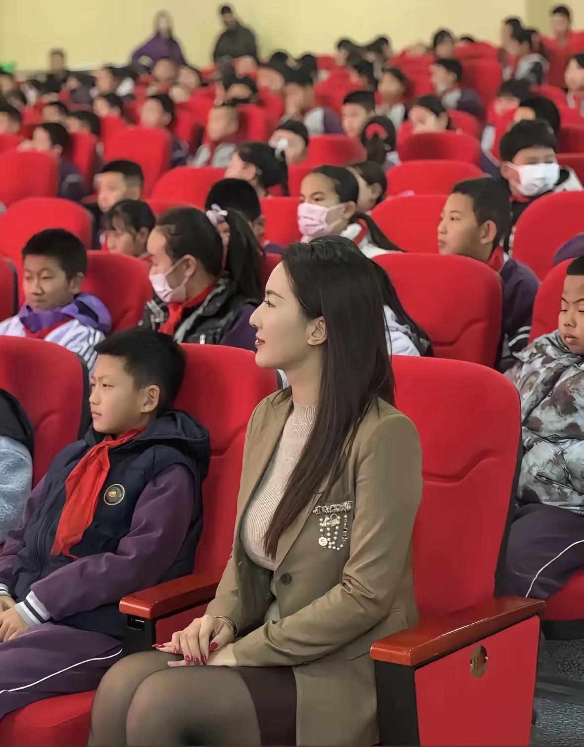 学校会议室里的老师，气质很好。