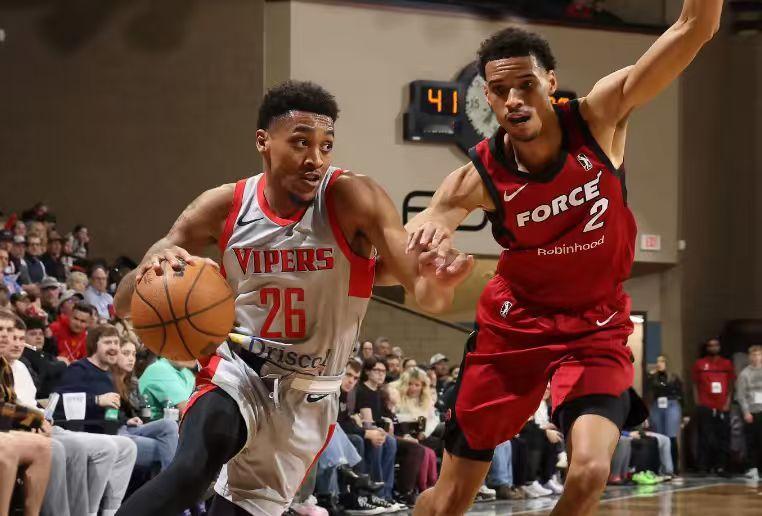 火箭二队里奥格兰德峡谷毒蛇之前认领了刚刚被雄鹿二队威斯康辛鹿群裁掉的后场球员克雷