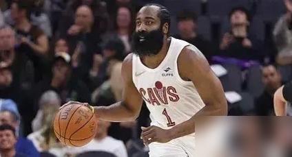 猛龙球员砸飞水瓶嘶吼庆祝，认定首轮打骑士是白捡的保送大礼包。你敢信？常规赛三比零