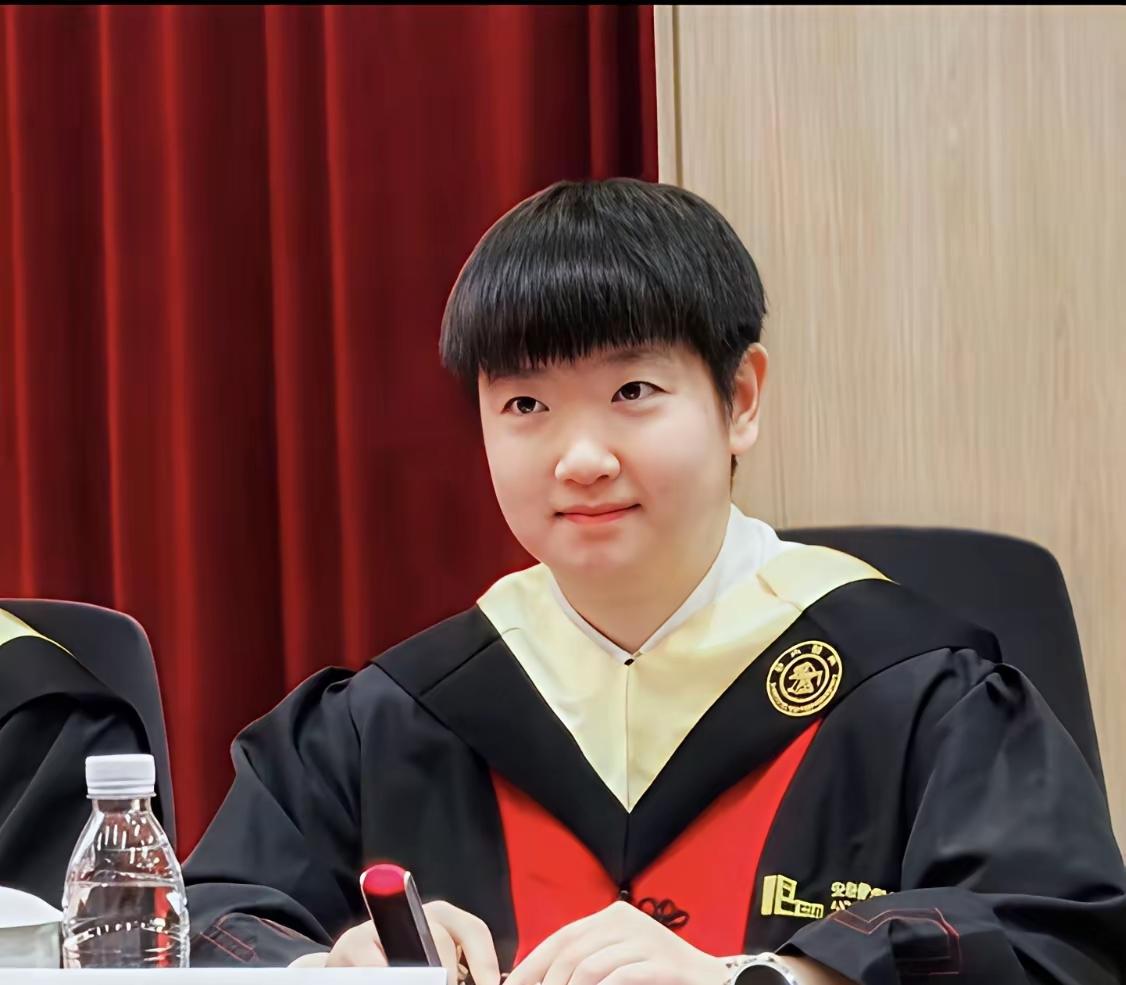 看多了穿运动服的莎莎没想到莎莎穿学士服的模样也如此惊艳，莎莎这一路走来，