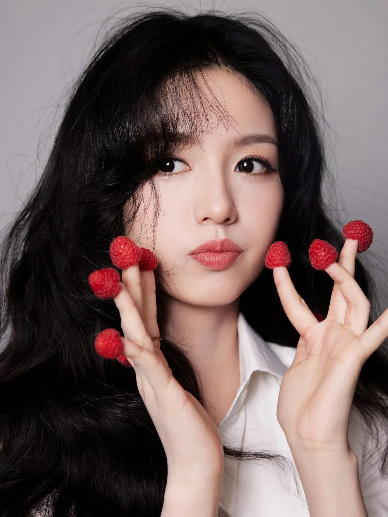 周也美图分享，可爱美丽，颜值出众周也演技争议周也写真照周也写真周也仙女裙