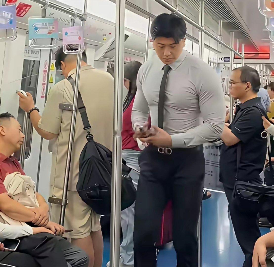 长得好像汪顺啊，这种条件找老婆都不用付彩礼。