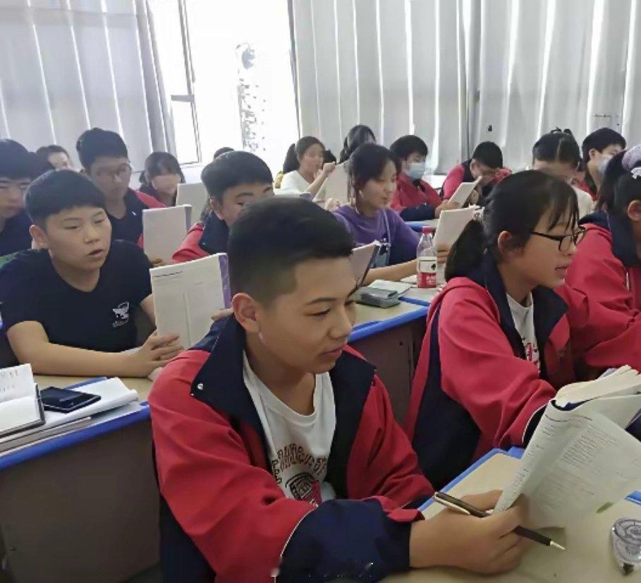 初中淘汰的不是天赋差的孩子，而是这五类学生，看看你家孩子中招了吗？第一类：沉迷手