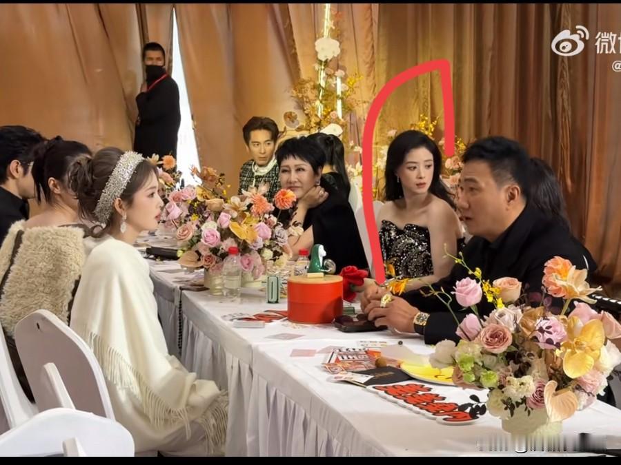 白鹿美到发光了但是第二眼我就被42岁的蒋欣吸引了白鹿年轻貌美很正常，毕竟吃