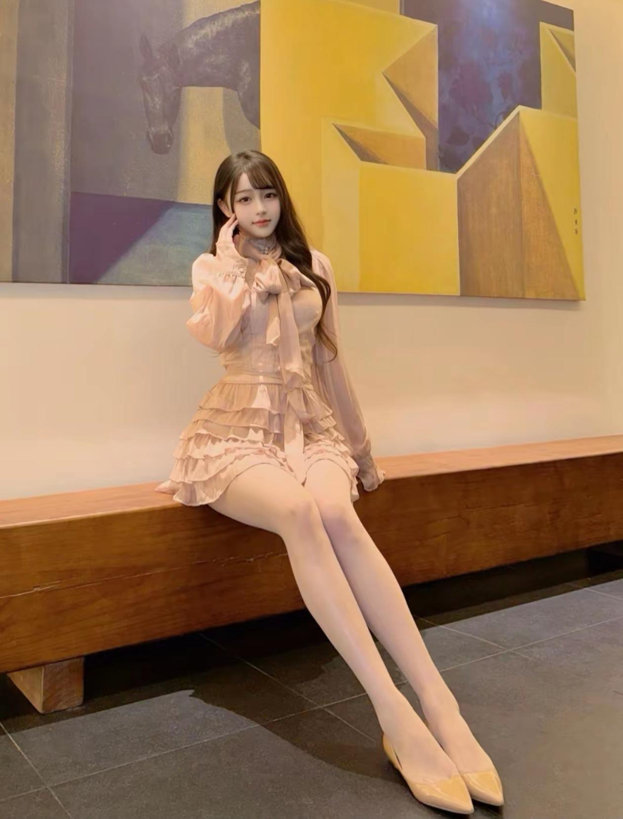 优雅少女风，粉色连衣裙搭配高跟鞋，艺术感十足！