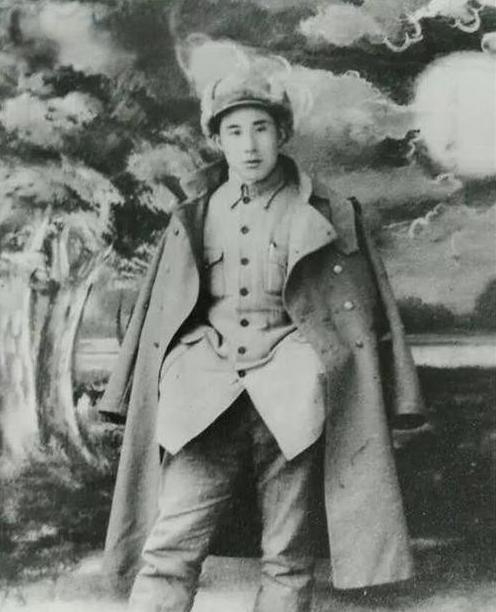 1949年，新中国都快成立了，一个扛过长征、打过淮海的老红军，带着老婆孩子去福建