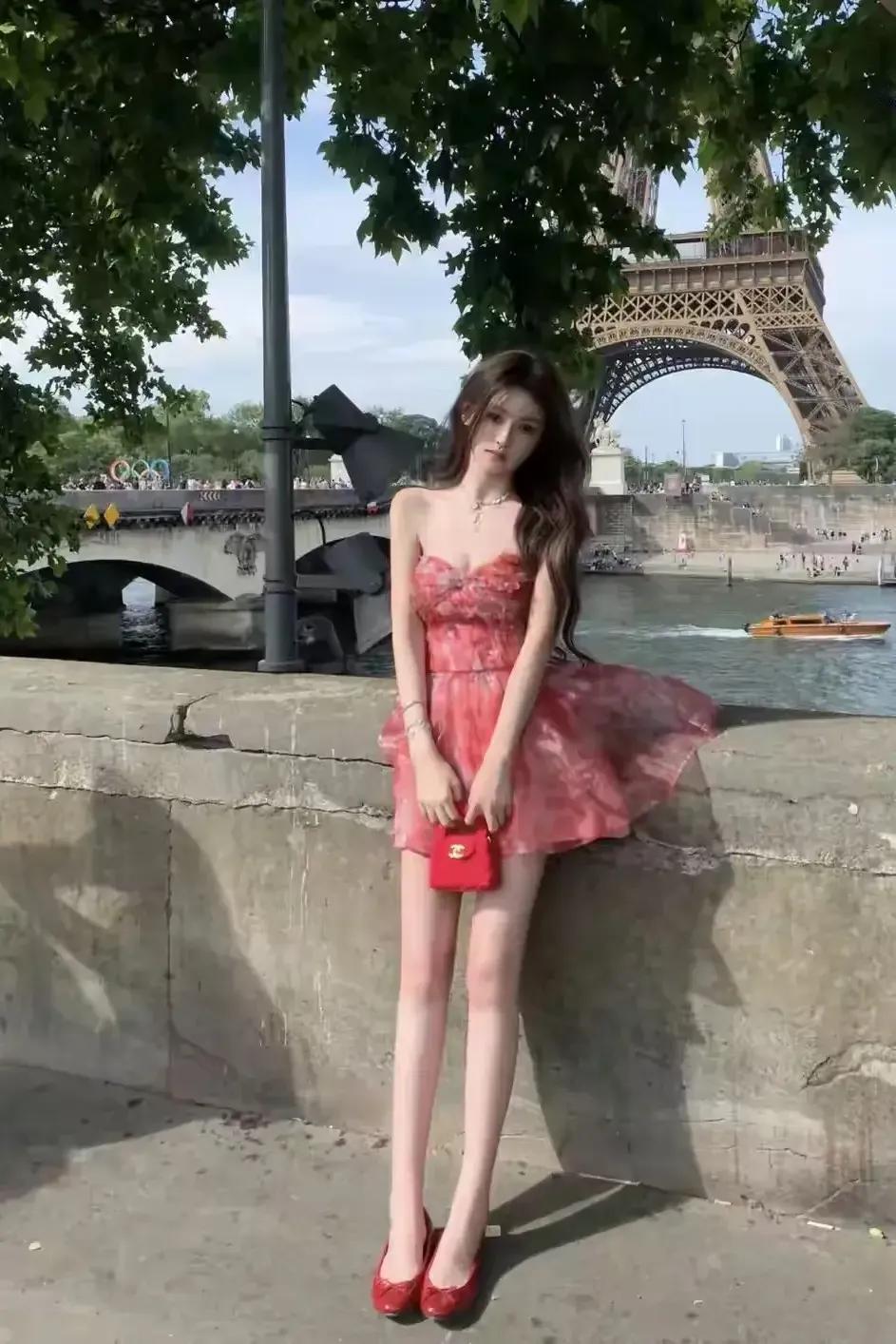 王思聪现任女友懒懒现身法国巴黎街头，仔细看这长相还真不敢恭维。瘦不拉几的，不是旺