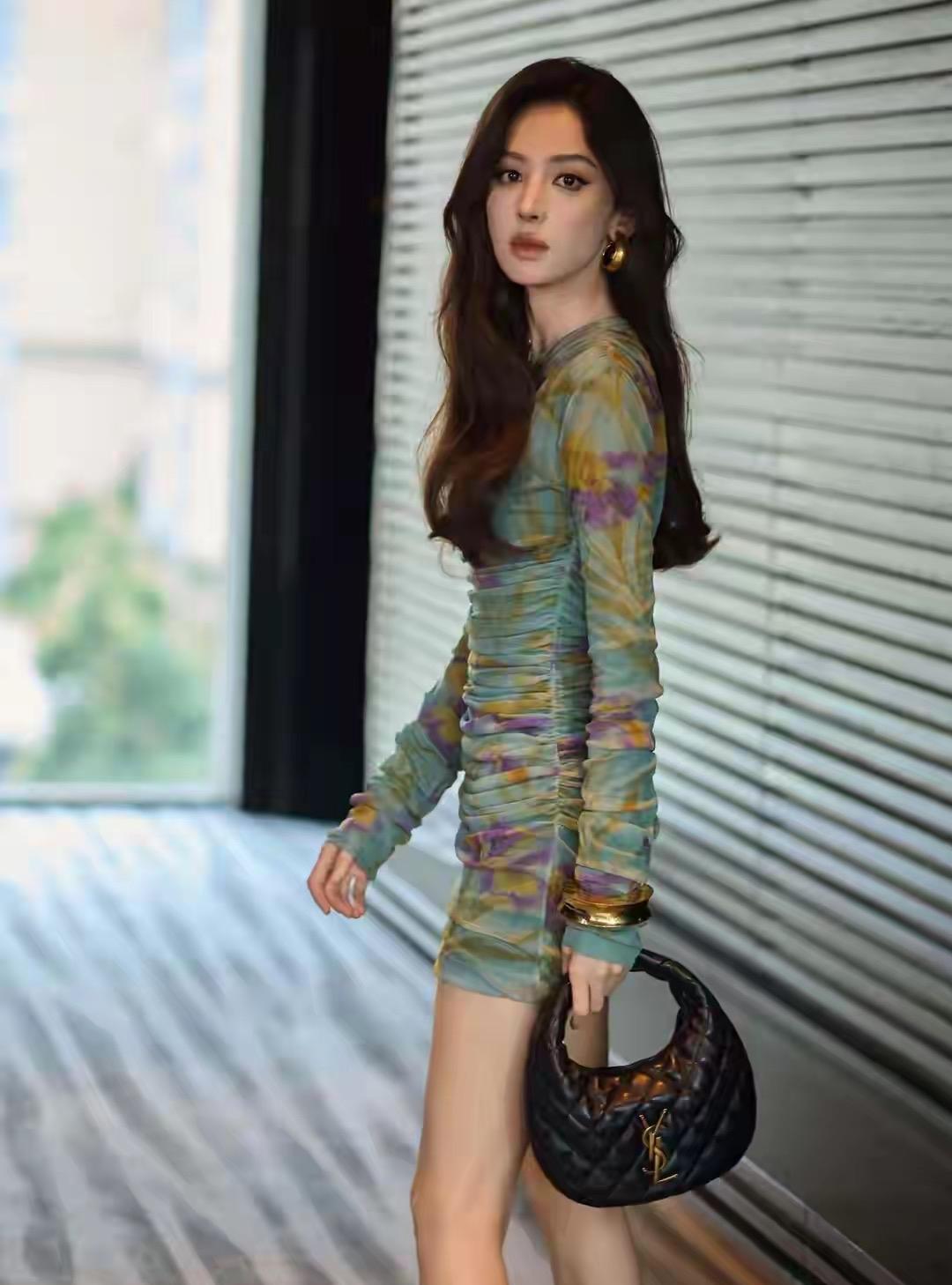 古力娜扎最新圣罗兰拍摄美照，太美腻啦～她真的超级无敌适合圣罗兰的摩登女郎，