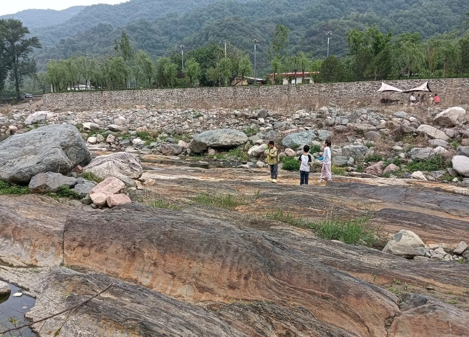 五一期间跟着家人去了河北石家庄赞皇县的嶂石岩山下。我们下午出发的，下午2点半