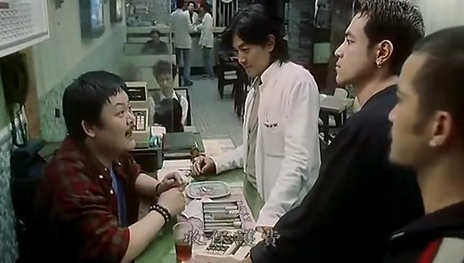 小混混去店里收保护费,没想到外面全是店老板的人,被追着打