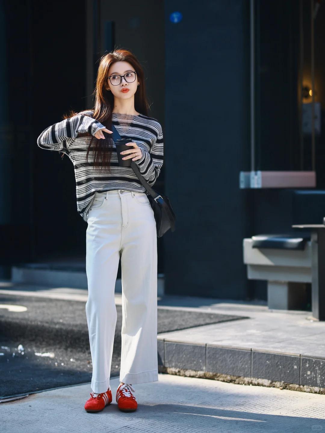 🌈条纹衫：春季永不过时的时尚密码！宝子们，要说春季穿搭的百搭神器，条纹衫必须