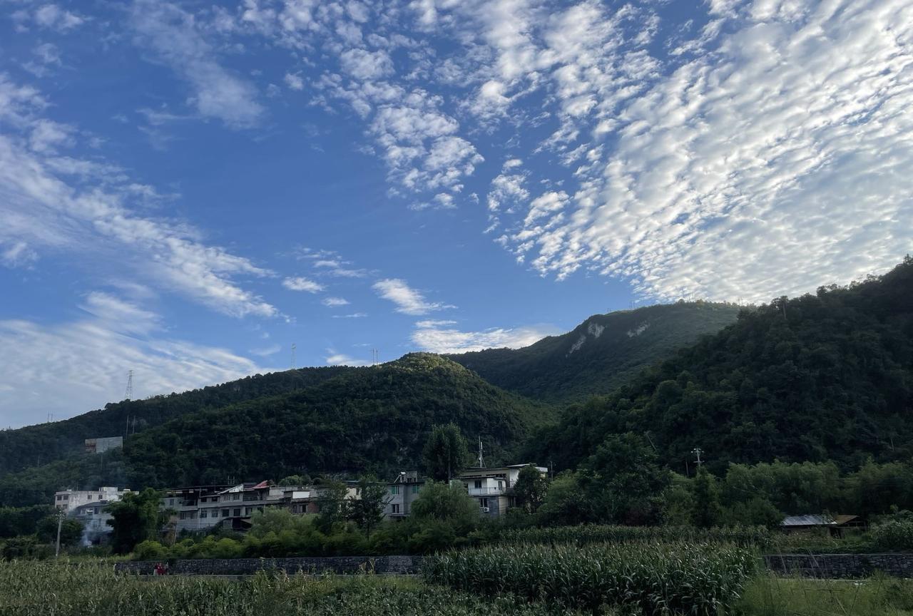 桐梓楚米的天空，就像一幅变幻的画卷。2025年8月27日这天，天空晴朗，温度在2