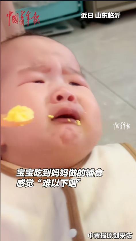 “太可爱了！”近日，山东临沂，一位宝宝萌化了不少人的心。宝宝已经到了吃辅食的时候