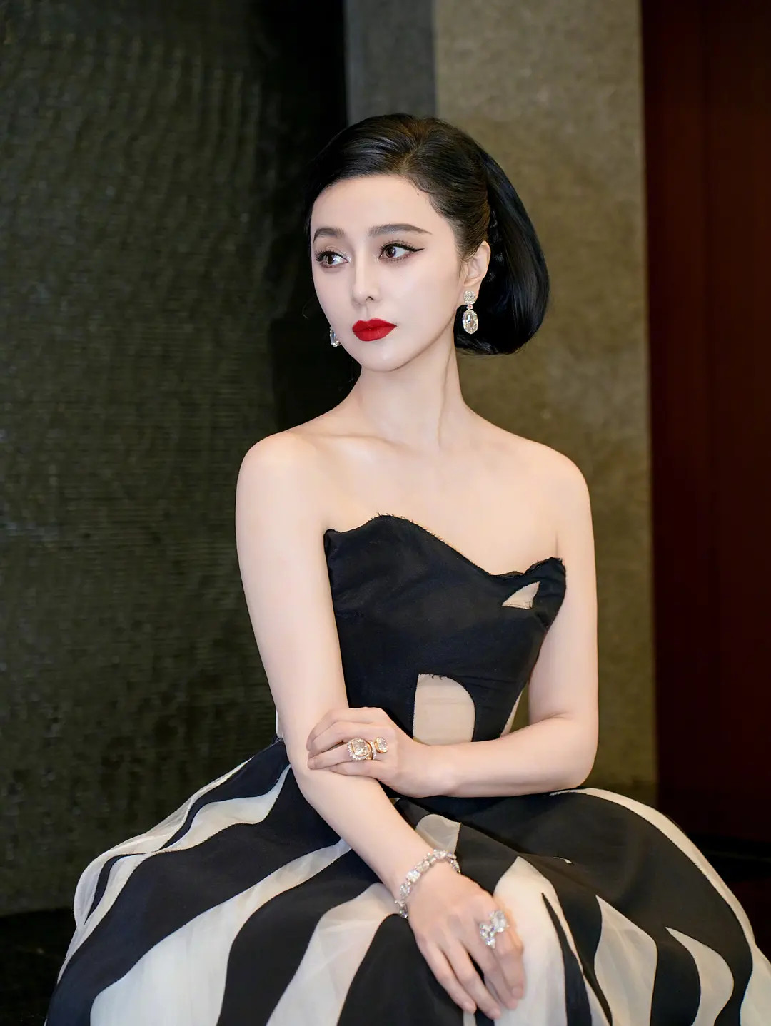 范冰冰东京国际电影节开幕红毯造型来了咋感觉真的不如以前好看了。有种奇怪的感觉​
