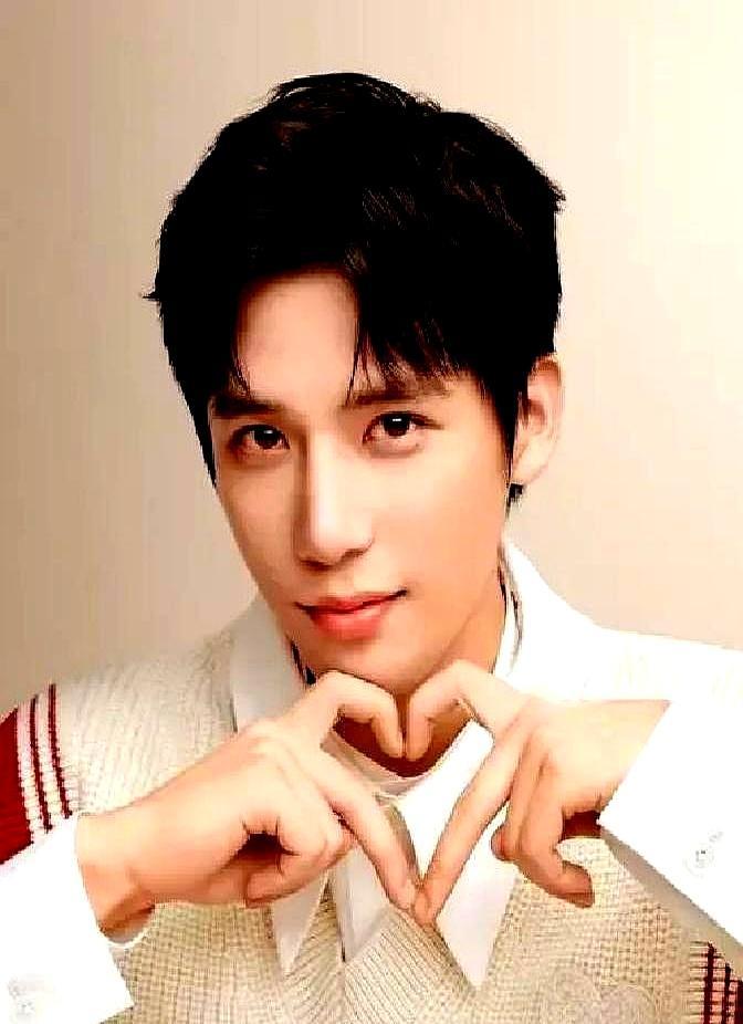 三部戏全黄？他凌晨四点光脚跑戏平台砍预算，现偶项目先死。王安宇手里那部S+