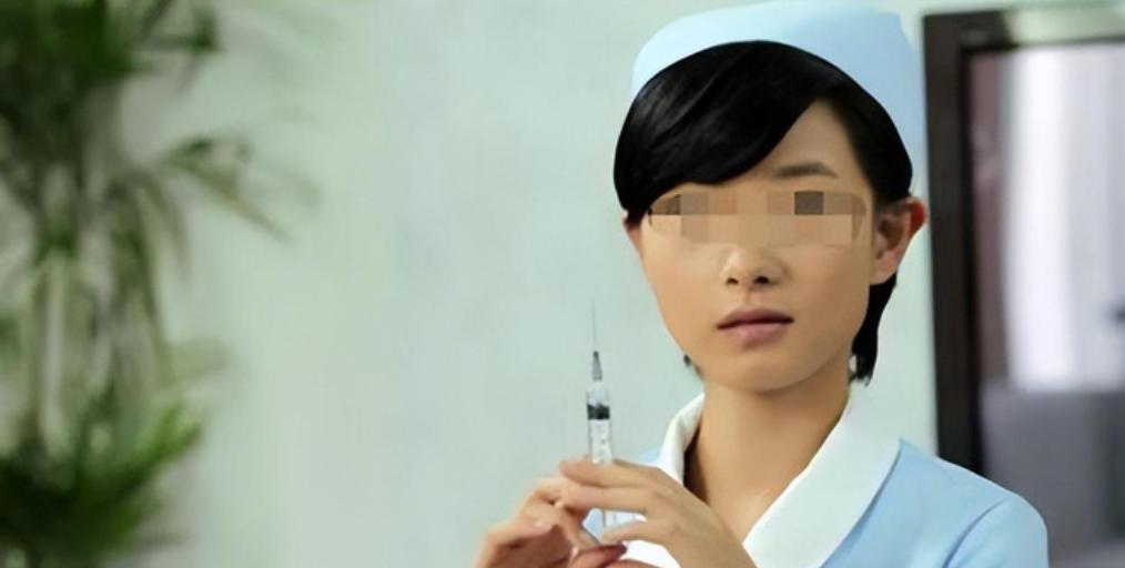2002年，护士周华突然在医生李仁强的脖子上扎了一针，还嬉皮笑脸地说：“跟你开个