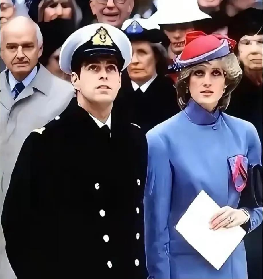 安德鲁王子和戴安娜王妃，自幼青梅竹马是好朋友。两位称得上是英王室成员的颜值担当