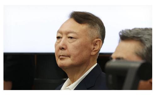 1月2日早上，首尔中央地方法院突然宣布，对正在服刑的前总统尹锡悦追加六个月拘捕令