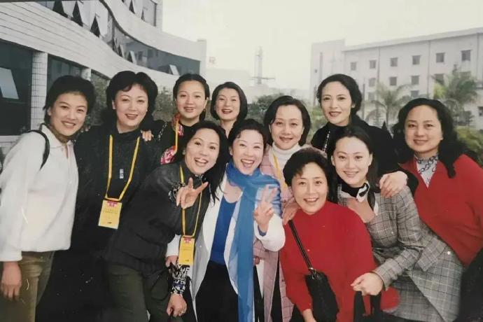 这张照片太珍贵了，把60年代美女都找来了。​​​